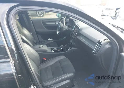 2021 Volvo Xc40 T5 R-Design z USA, uszkodzony, nr VIN YV4162UMXM2502050